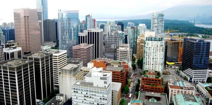  Roomvu calculated the average price per square foot, each apartment separating each level from the ground floor to the 65th level.Photo: downtown Vancouver buildings / Shutterstock