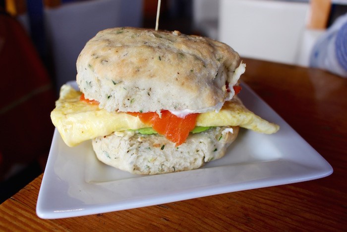  Smoked salmon breakfast sandwich on herbed bannock at Lelem' in Fort Langley. Photo by Lindsay William-Ross/鶹ýӳ