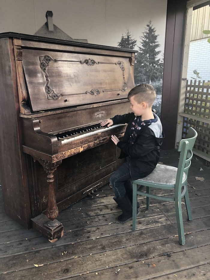  Pick out a tune on the public piano in Fort Langley. Photo by Lindsay William-Ross/鶹ýӳ