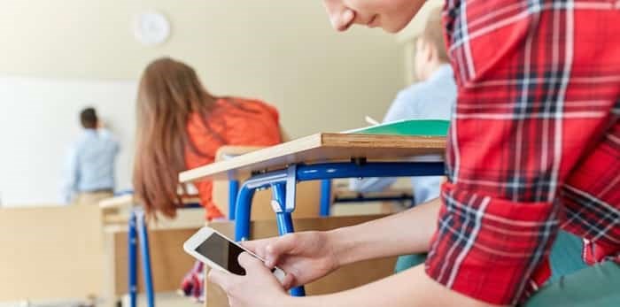  Phone: mobile phone ban in classrooms / Shutterstock