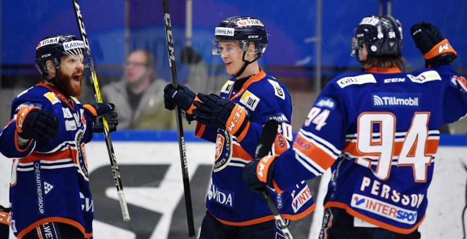 Elias Pettersson dominating for the Vaxjo Lakers in the SHL