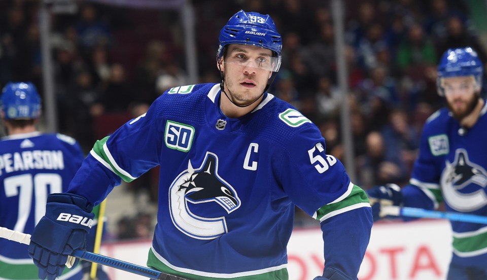 Bo Horvat warms up for the 鶹ýӳCanucks.