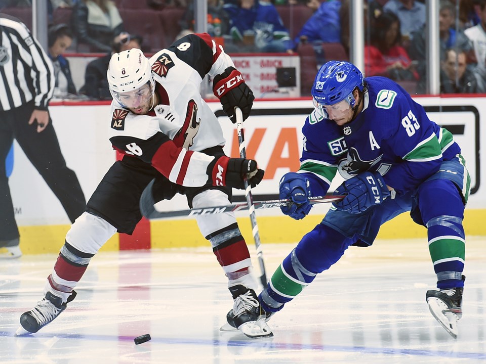 The 鶹ýӳCanucks' Jay Beagle battles for the puck with the Arizona Coyotes' Nick Schmaltz.