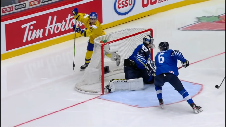 Nils Hoglander scores lacrosse-style goal at 2020 World Juniors