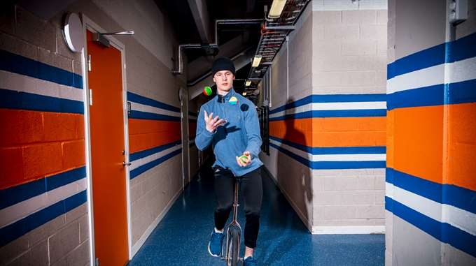 Elias Pettersson on a unicycle while juggling