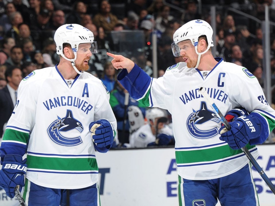 Henrik points at a smudge on Daniel's visor.