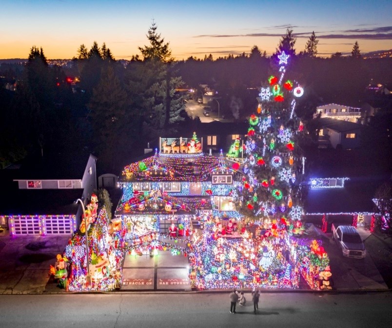 a-christmas-light-display-on-miracle-on-rae-street-port-coquitlam-features-about-200-000-lights-sy