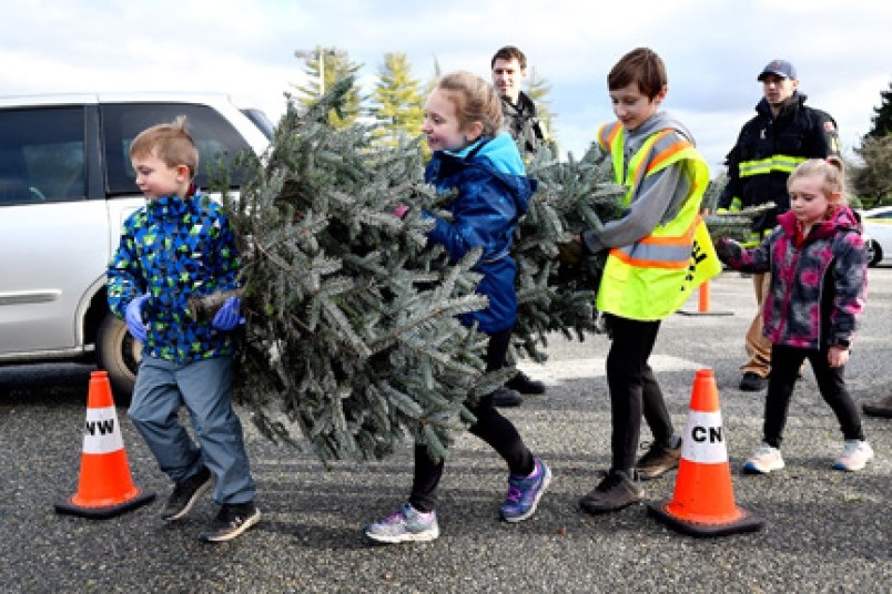 new-westminster-firefighters-tree-chipping-2020