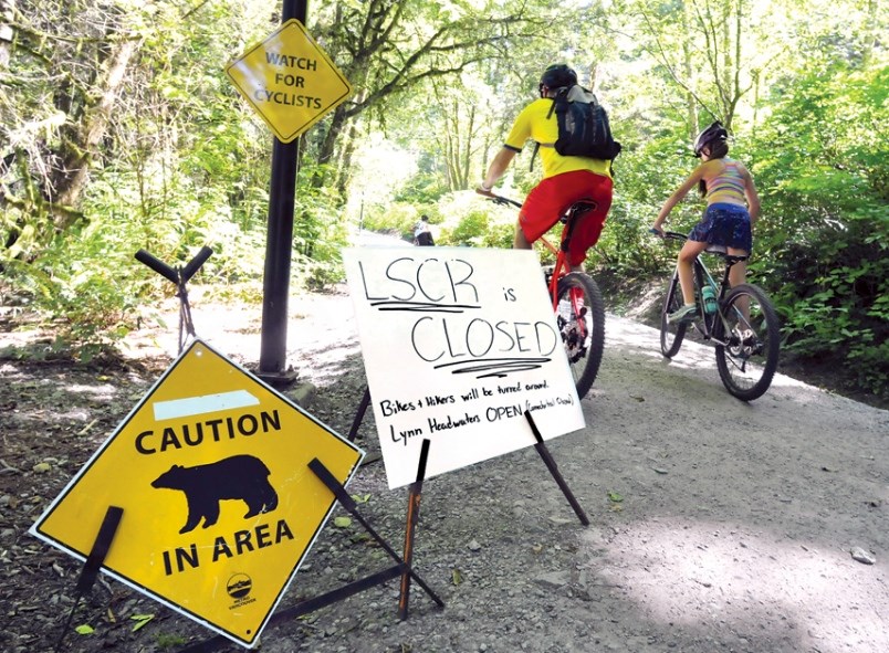 bear-sign-and-cyclists