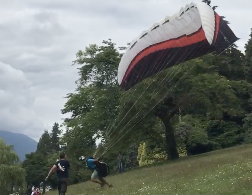 paraglider-burnaaby-mountain