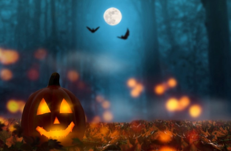 jack-o-lantern-with-full-moon