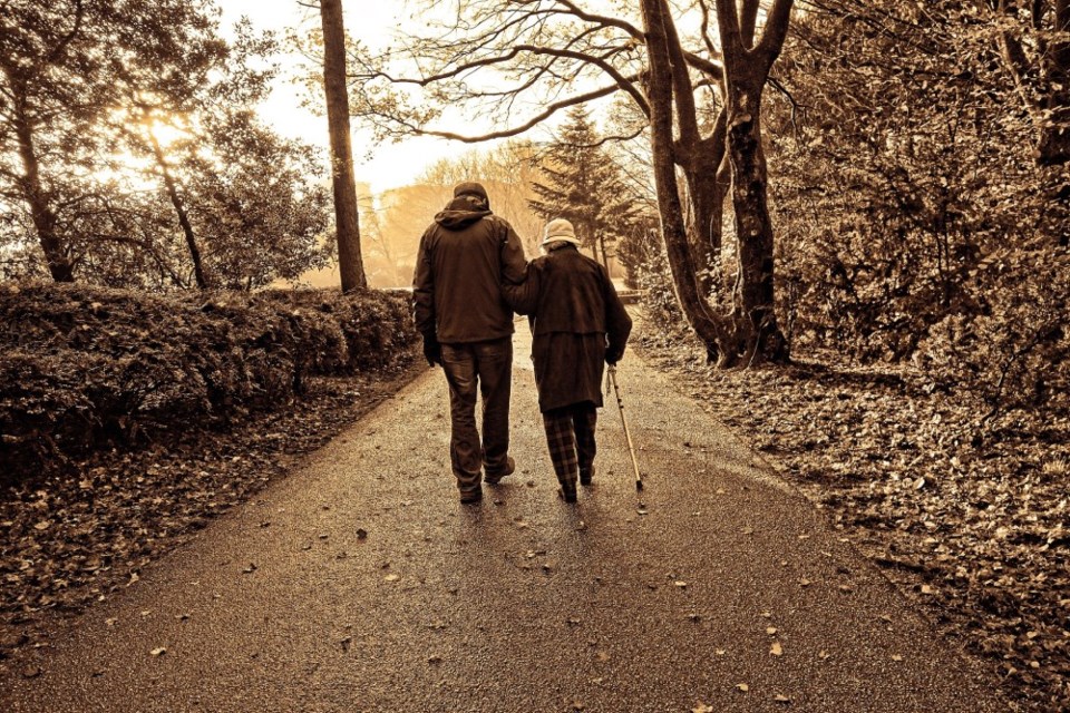 elderly-couple-2991882_1920