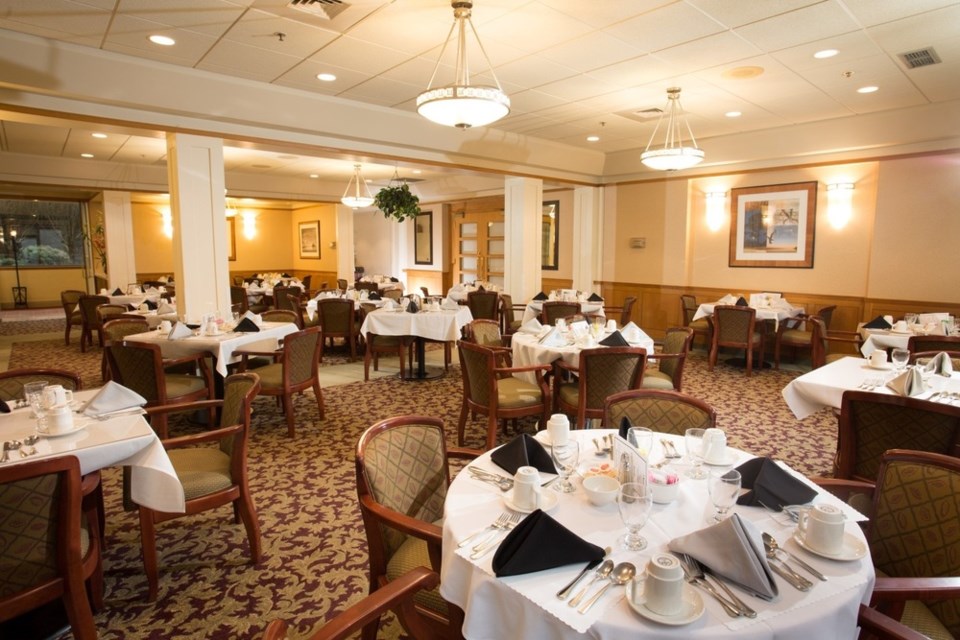 west-coast-seniors-wellesley-dinning