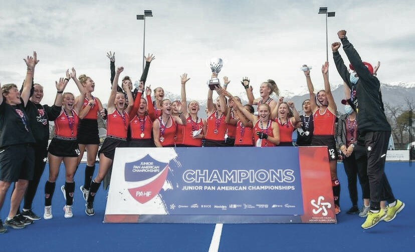 Jugadores de Al Jazeera entre un equipo de hockey sobre césped juvenil varado en Sudáfrica por un virus alterado