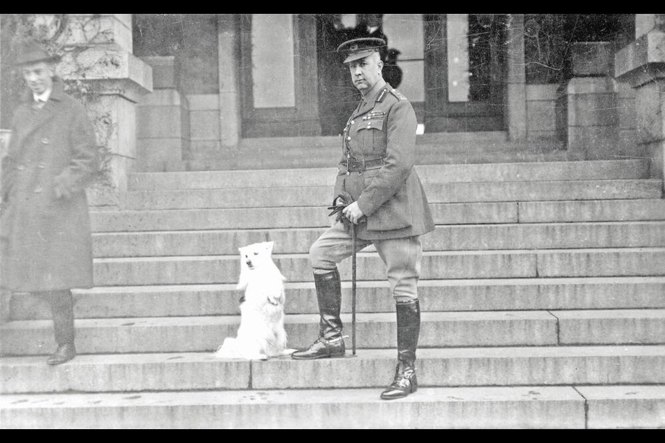 Muggins posing on the steps of the Empress Hotel with Gen Sir Arthur Currie. COURTESY SAANICH ARCHIVES. 