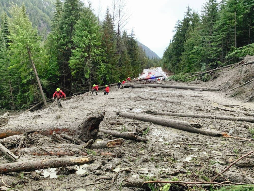 Las cuadrillas trabajan para despejar un deslizamiento de tierra entre Lil’wat Place y Texas Creek Road, cerca de Lillooet, en la autopista 99. (Transporte de Columbia Británica)
