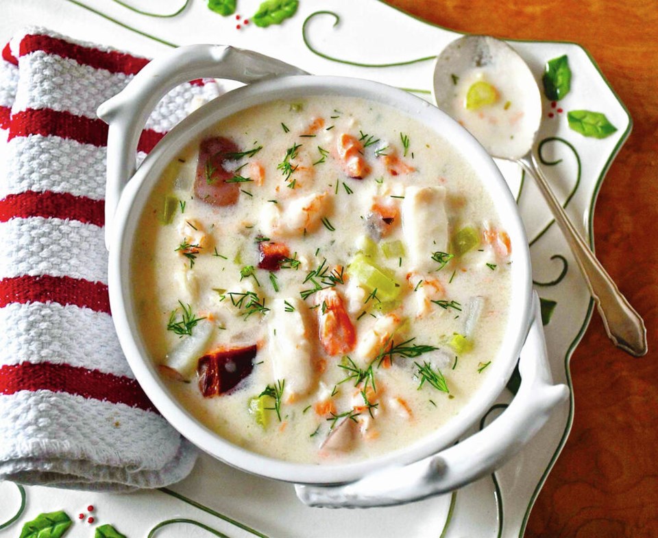 web1_thumbnail_deluxe-seafood-chowder