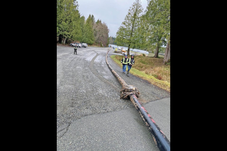 Three hundred metres of the damaged water line that supplies Yuułuʔiłʔatḥ with drinking and fire suppression water was brought onshore for inspection and repair. DISTRICT OF UCLUELET 