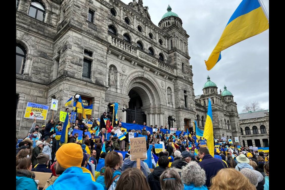 A crowd of more than a 1,000 people listen to speakers at a rally to support Ukraine, on Sunday, Feb. 27 on the lawns of the B.C. Legislature. PEDRO ARRAIS, TIMES COLONIST 