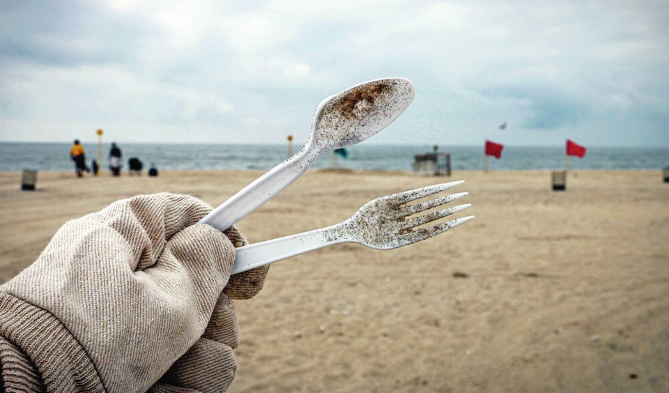 web1_plastic-utensils