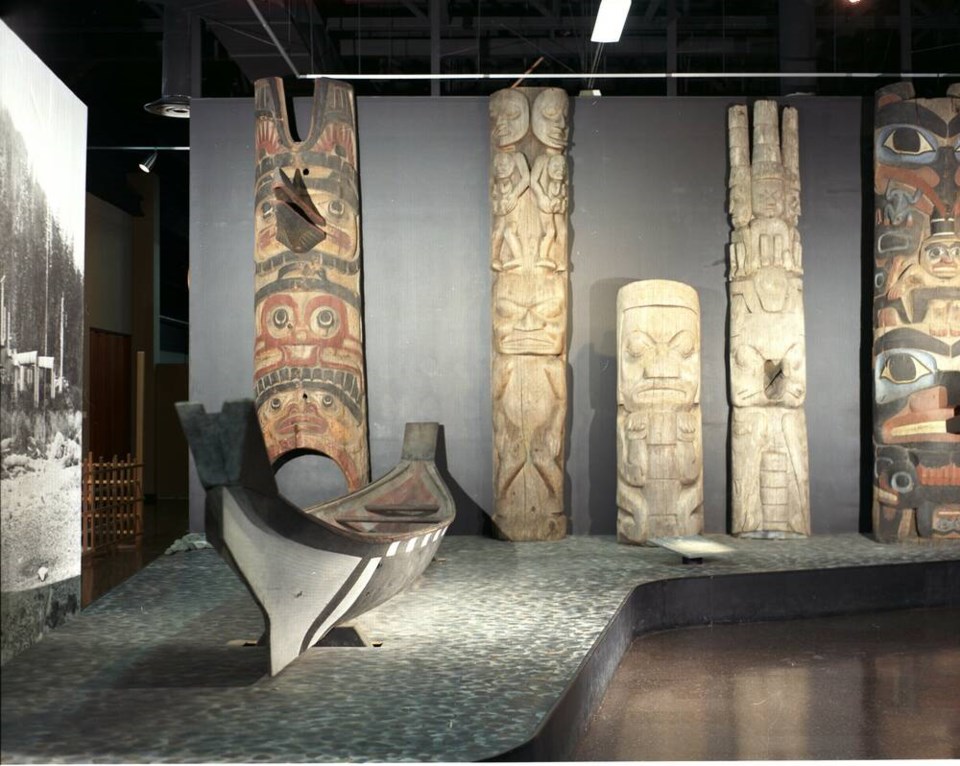 web1_first-nations-canoe-totems