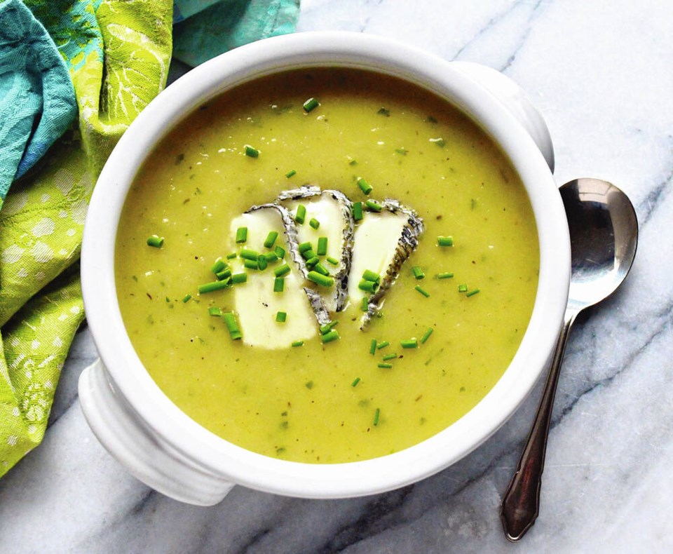 web1_leek-and-green-onion-soup-with-chives-and-blue-cheese
