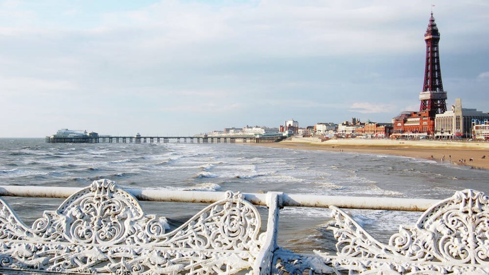 web1_article-england-blackpool-beachfront