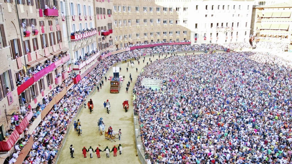 web1_article-italy-siena-palio