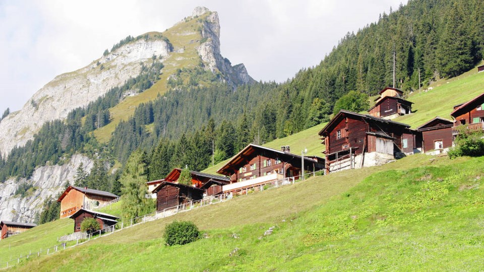 web1_article-switzerland-gimmelwald-town