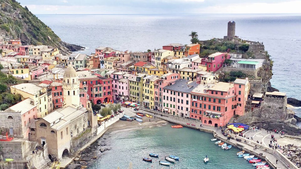 web1_article-italy-vernazza-trail-view