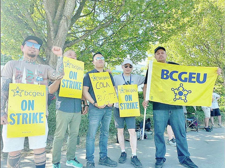 web1_bcgeu-picket-line-1