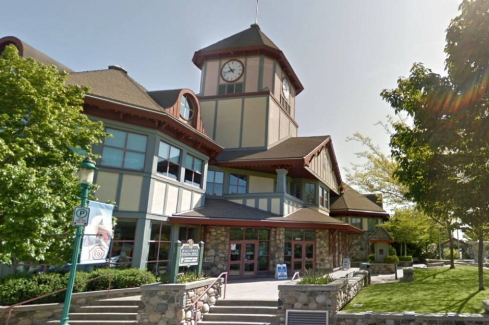 web1_qualicum-beach-town-hall