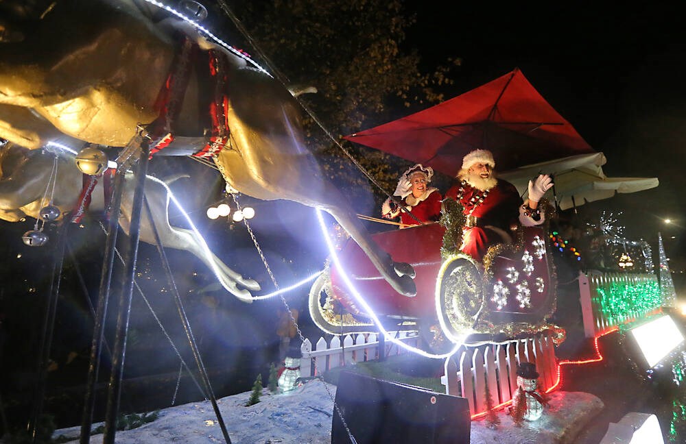 Despite rain and chill, thousands line Victoria streets for Santa Claus Parade Victoria Times