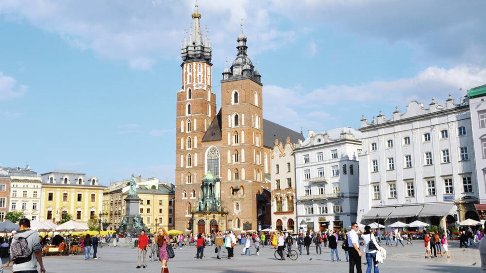 web1_article-poland-krakow-main-square