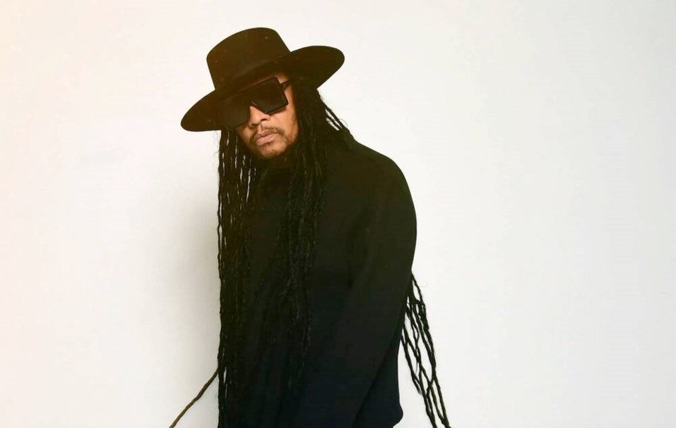 web1_maxi-priest