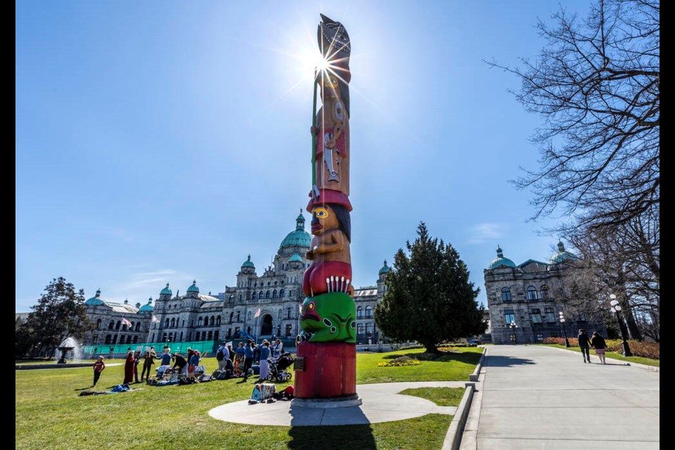 The sun shines through the top of the Knowledge Totem Pole in front of the B.C. legislature in Victoria on March 27, 2023. Temperatures are expected to be warmer than normal over the next few days. DARREN STONE, TIMES COLONIST