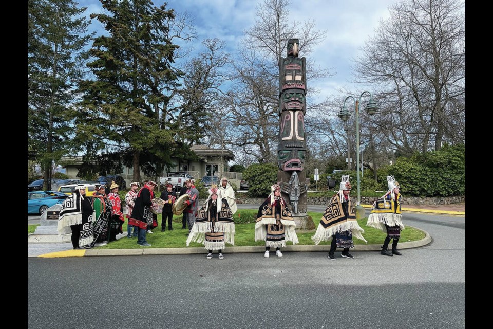 Pole carver Calvin Hunt (black robe), Eric Pelkey (white robe) and members of Hunt's family. Via Broadmead Care.