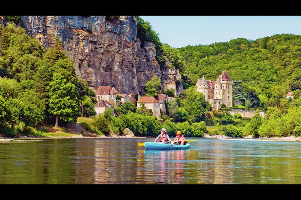 La Roque-Gageac, Dordogne River Valley Canoeists get a dramatic view of the French village of Beynac as it tumbles down a steep hill from its majestic castle to the Dordogne River. RICK STEVES