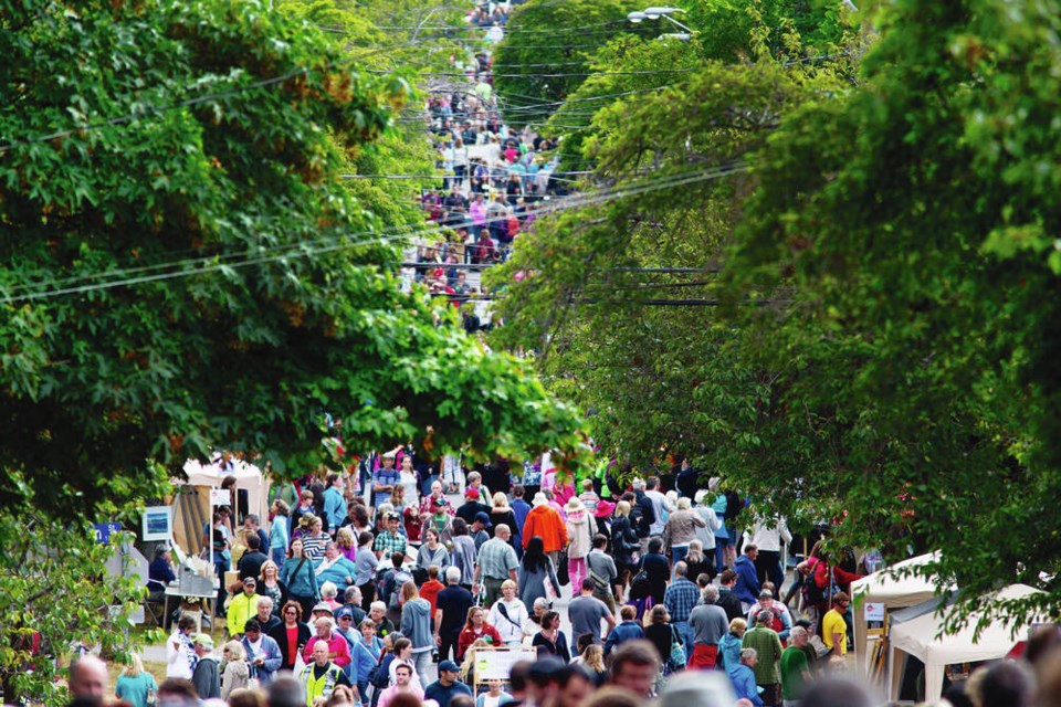 Crowds fill the street for the TD Art Gallery Paint-in on Moss Street in Victoria on July 19, 2014. DARREN STONE, TIMES COLONIST 