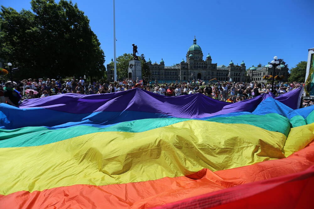 El Victoria Pride Parade trae un toque de color al centro