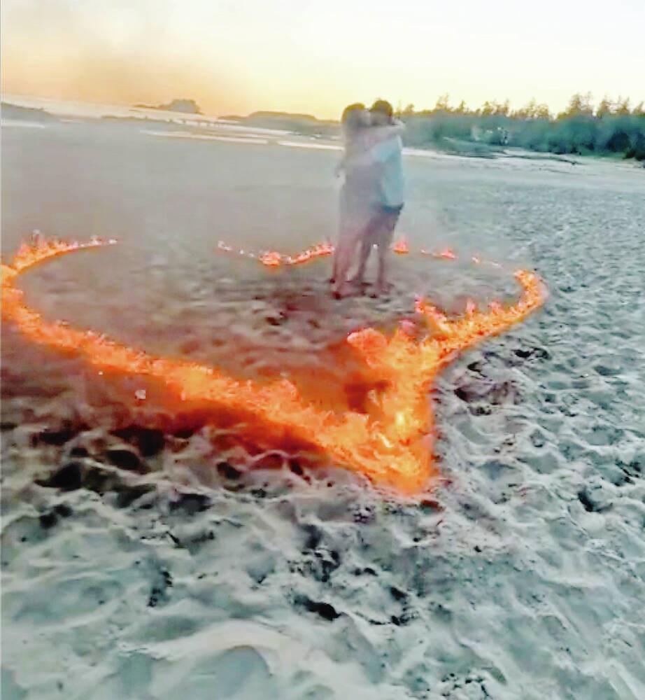 web1_beach-fire-tofino