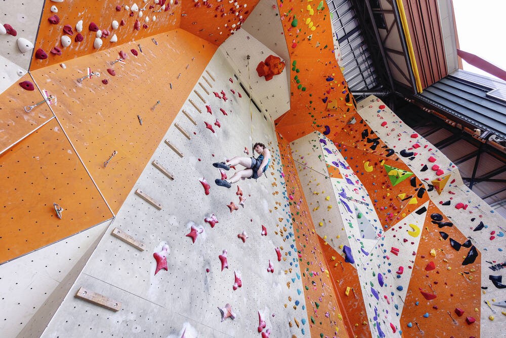 Atletas del Boulders Gym buscan escalar de Chile a París