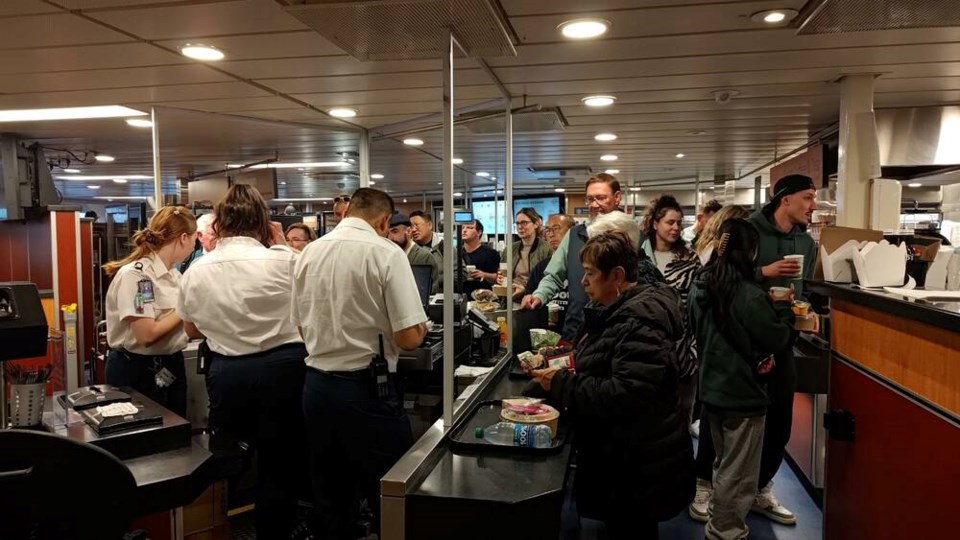 web1_ferry-food-lineup
