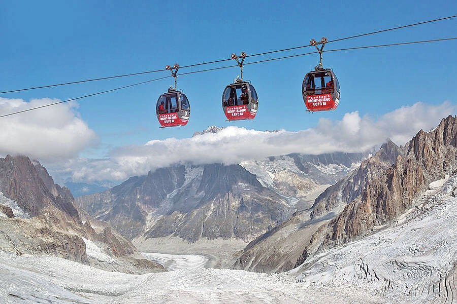 web1_france-alps-chamonix-red-gondolas-az