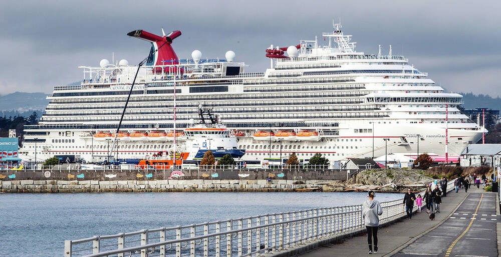 Un crucero atraca en Victoria para retirar el embudo