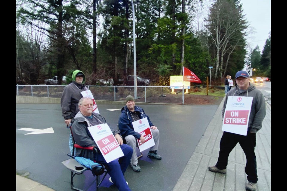 Picketing transit workers at the Comox Valley transit centre. VIA GREG DAVIES 
