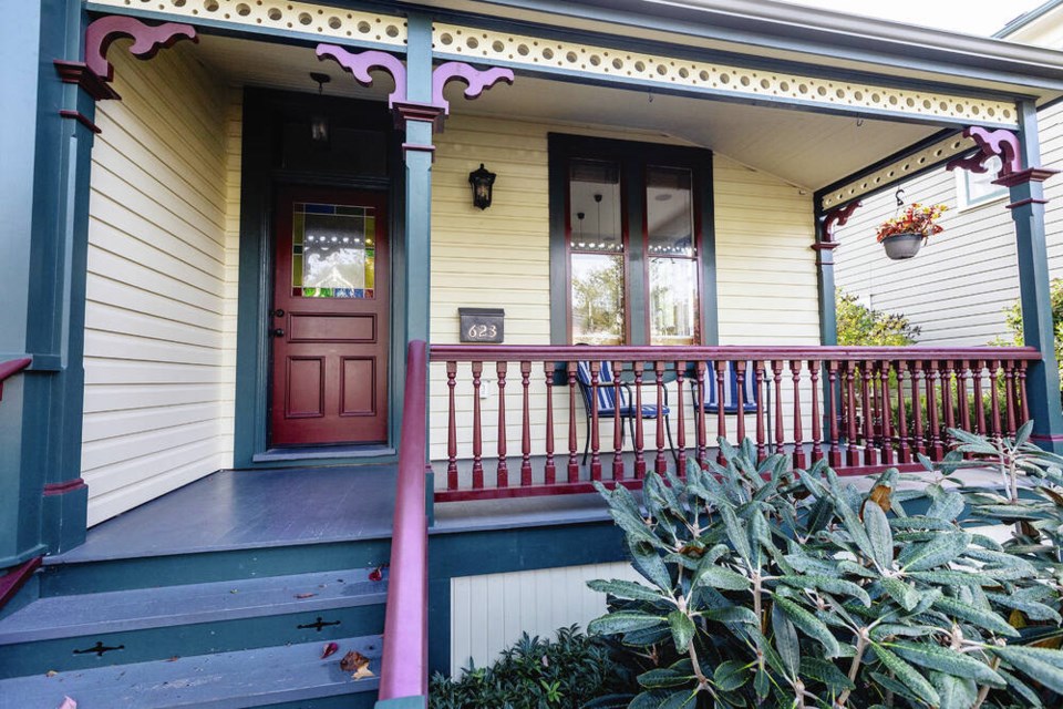 The two-year transformation of this 1899 James Bay home won an Award of Merit from the Hallmark Heritage Foundation in 2019. The derelict structure that seemed beyond repair got a massive rebuild and extension. Colours were taken from the heritage palette so they would tone in with other homes on the street, while the Queen Anne-style
elements, including decorative spindle work, gable trim and bay window, were restored and replicated.  