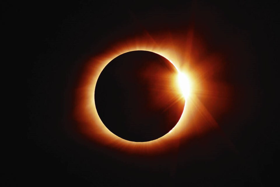 Image of a total solar eclipse. VIA CENTREOFTHEUNIVERSE.ORG 