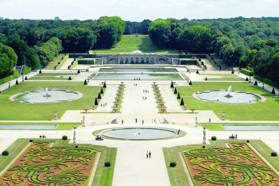 Vaux-le-Vicomte boasts the first French formal garden, with integrated ponds, shrubbery, and trees. RICK STEVES 