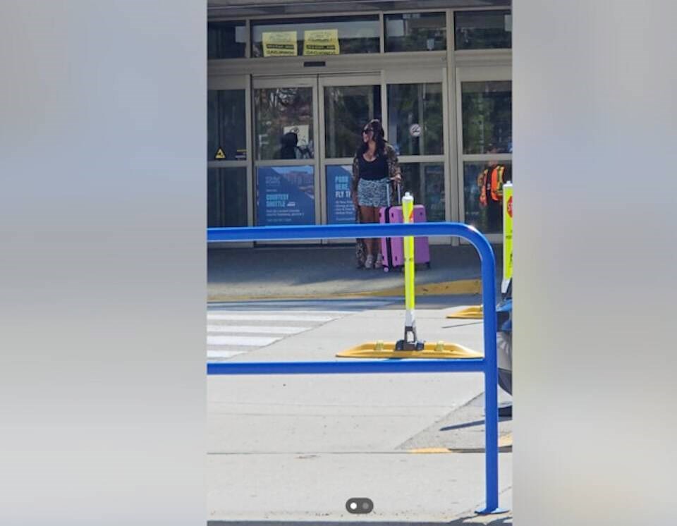 A photo posted on Reddit appears to show Nicole (Snooki) Polizzi at Kelowna International Airport. VIA REDDIT